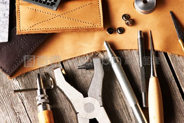 匠心與創(chuàng)意的交響 皮革制作工具廣告設(shè)計如何打動人心
