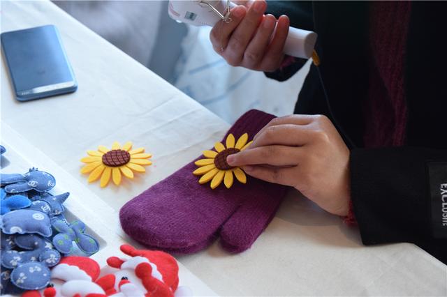 “手”護(hù)溫暖——銀基譽(yù)府花樣手套DIY活動暖心開啟